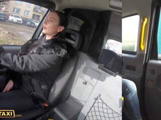 여자 모조품 택시 운전사 과 그녀의 섹시한 gf 치료 생일 사람 에 에이 감독자 불결한 양성의 3 way