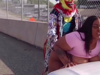 Gibby la clown baise juteux tee sur atlanta’s plus populaire highway
