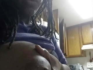 אבוני hugs חלב מן שלה גדול שחור טמבל ל youtube