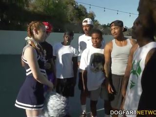 Cheerleaderka nastolatka arietta adams wieje za grupa z czarne faceci