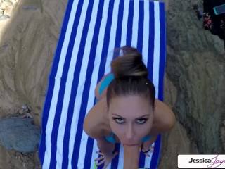 Jessica jaymes jelentkeznek szar kívül -ban a tengerpart által egy hatalmas fasz, nagy csöcsök