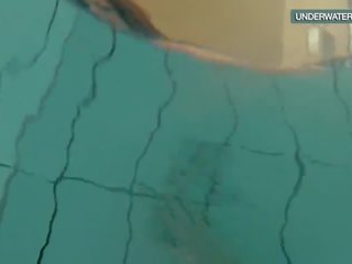 Loris blackhaired підліток swirling в в басейн