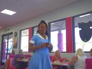 Slutty servitrise gir en slurvet blowjob til henne ny kunde