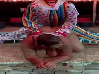 Gibby la clown invents nouveau sexe film position called “the spider-man”