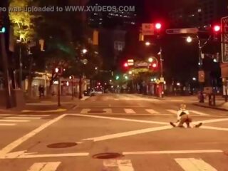Payaso consigue polla aspirado en medio de la calle