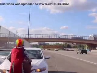 Gibby la payaso folla jugosa tee en atlanta’s más popular highway