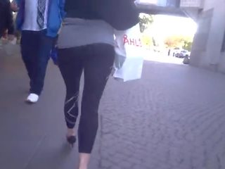 Stupendous mqmf con burbuja trasero en negra leggings y tacones caminando 1