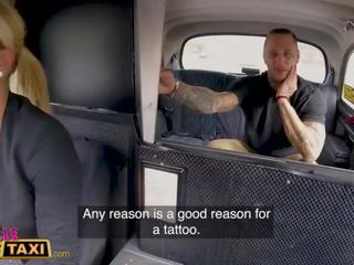 Naaras- väärennös taksi tatuoitu kaveri prepares uhkea blondi kääntyi päällä