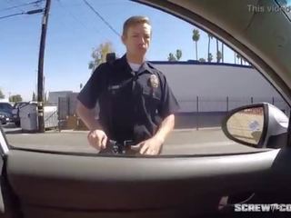 Apanhada! negra namorada fica preso a chupar fora um policial durante rally!