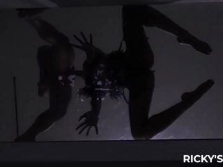 Rickysroom приголомшлива смаглява секс бомба kira noir отримує фарширований по a великий phallus