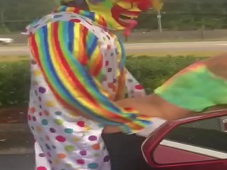 Gibby il clown scopa jasamine banche fuori in broad daylight