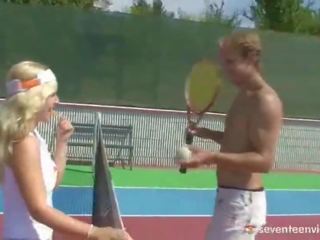Blondýna tenis milenec