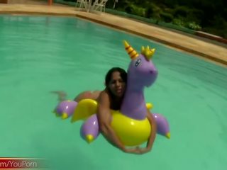 Tatooed tõmmud munniga tüdruk mängib koos hea sized shemeat poolt bassein