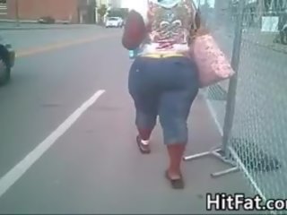 Melnas lielas skaistas sievietes ar a liels pakaļa uz ciešas džinsi