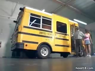 Černý kuřátko zkurvenej na the školní autobus