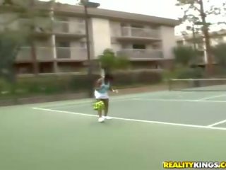 Brūns suga dieviete played teniss tad jāšanās grūti