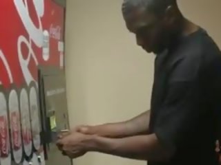 Enticing črno ebenovinaste možača dobi zajebal s vending stroj