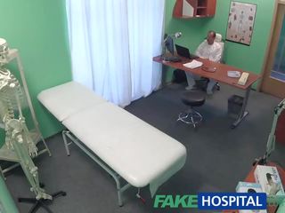 Fakehospital 病人 有 一 的陰戶 查 向上