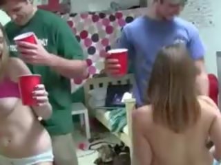 Penetrate fest på høyskole med alcohol