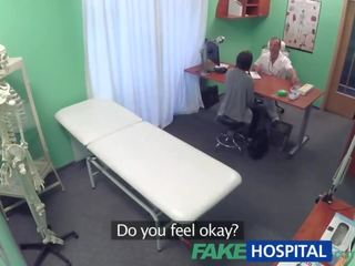 Fakehospital juodas trumpaplaukis studentas nori varpa