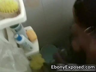 Elitë adoleshent i dashur marrje një dush i fshehur kamera