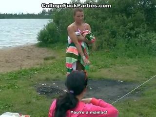 Blanca adolescente follada por negra miembro en la río apuntalar