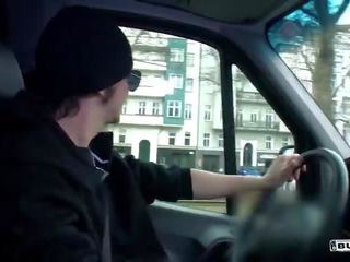 Bums bus - dreckig josy schwarz spritzt während sein gefickt im ein auto - deutsch