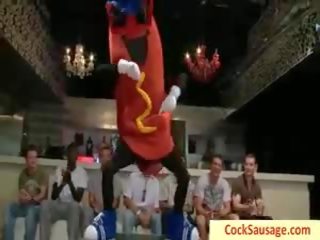 Μεγαλοπρεπής γκέι λουκάνικο πάρτι με cocksausage