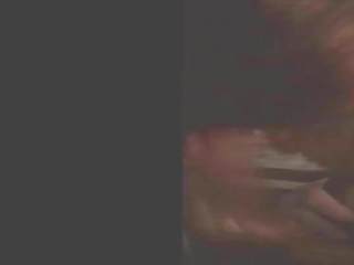 Rojo cabeza mordazas en negra pinchazo y golondrinas la nut: adulto vídeo 3d